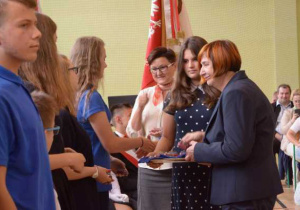Wręczanie pamiątkowych medali z logo liceum klasie I a 