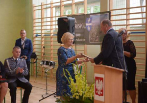 Dyrektor Dorota Salska odbiera akt utworzenia liceum