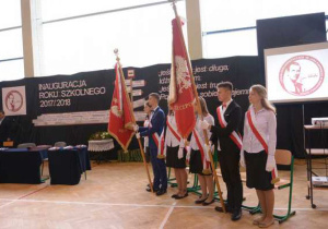 Prezentacja sztandarów liceum i gimnazjum