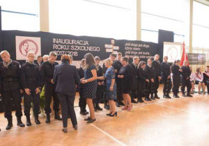 Wręczanie pamiątkowych medali z logo liceum klasom mundurowym