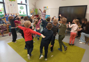 Licealiści czytają przedszkolakom