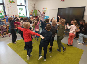 Licealiści czytają przedszkolakom