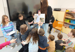 Licealiści czytają przedszkolakom
