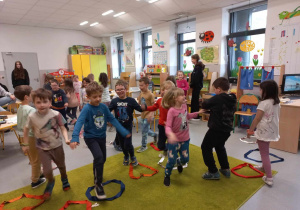 Licealiści czytają przedszkolakom