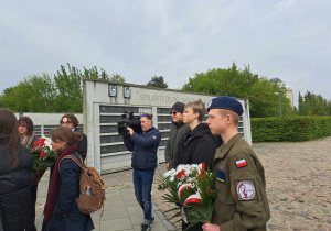 Złożenie kwiatów pod pomnikiem-ławeczką Karskiego w Centrum Dialogu.