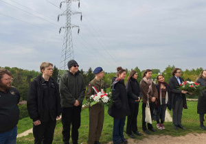 Złożenie kwiatów pod pomnikiem-ławeczką Karskiego w Centrum Dialogu.