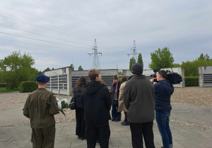 Złożenie kwiatów pod pomnikiem-ławeczką Karskiego w Centrum Dialogu.
