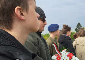 Złożenie kwiatów pod pomnikiem-ławeczką Karskiego w Centrum Dialogu.