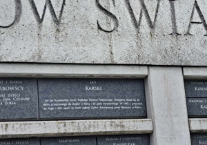 Złożenie kwiatów pod pomnikiem-ławeczką Karskiego w Centrum Dialogu.