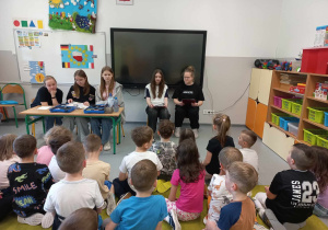 Licealiści czytają przedszkolakom