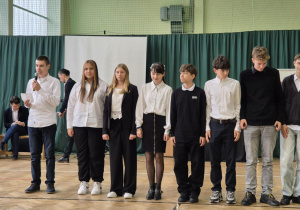 Uroczystość z okazji Święta Edukacji Narodowej w sali gimnastycznej liceum