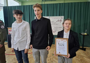 Uroczystość z okazji Święta Edukacji Narodowej w sali gimnastycznej liceum