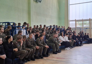 Uroczystość z okazji Święta Edukacji Narodowej w sali gimnastycznej liceum