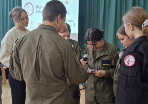 Uroczystość z okazji Święta Edukacji Narodowej w sali gimnastycznej liceum