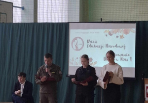 Uroczystość z okazji Święta Edukacji Narodowej w sali gimnastycznej liceum