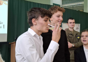 Uroczystość z okazji Święta Edukacji Narodowej w sali gimnastycznej liceum