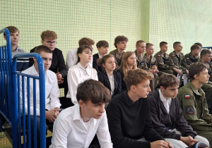 Uroczystość z okazji Święta Edukacji Narodowej w sali gimnastycznej liceum