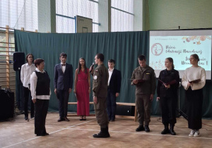 Uroczystość z okazji Święta Edukacji Narodowej w sali gimnastycznej liceum