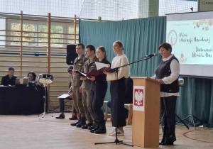 Uroczystość z okazji Święta Edukacji Narodowej w sali gimnastycznej liceum