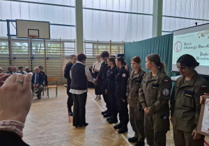 Uroczystość z okazji Święta Edukacji Narodowej w sali gimnastycznej liceum