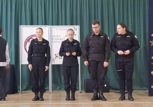Uroczystość z okazji Święta Edukacji Narodowej w sali gimnastycznej liceum