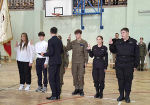 Uroczystość z okazji Święta Edukacji Narodowej w sali gimnastycznej liceum