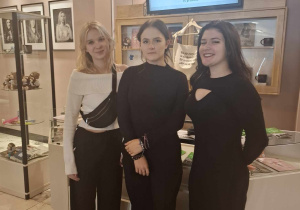 Humaniści Karskiego słuchają Herberta w Teatrze Muzycznym w Łodzi