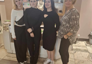 Humaniści Karskiego słuchają Herberta w Teatrze Muzycznym w Łodzi