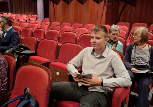 Humaniści Karskiego słuchają Herberta w Teatrze Muzycznym w Łodzi