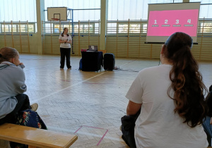 Spotkanie uczniów Karskiego z ambasadorką "Zwolnionych z Teorii"
