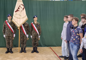 Narodowe Święto Niepodległości w Karskim. Szkoła do Hymnu.