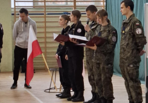 Narodowe Święto Niepodległości w Karskim. Szkoła do Hymnu.