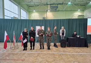 Narodowe Święto Niepodległości w Karskim. Szkoła do Hymnu.