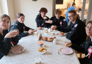 Uczniowie Karskiego świętują niepodległość w Dziennym Domu Pomocy Społecznej w Wiśniowej Górze