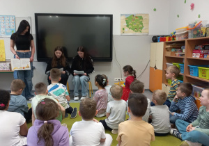Licealiści czytają przedszkolakom