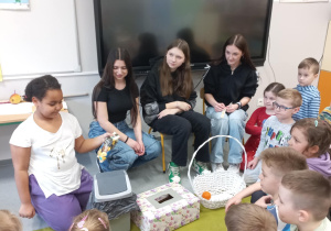 Licealiści czytają przedszkolakom