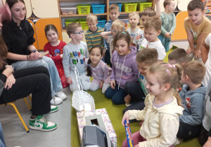 Licealiści czytają przedszkolakom