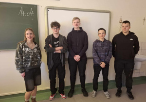 Licealiści czytają przedszkolakom