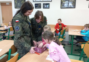 Licealiści czytają przedszkolakom