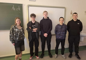 Licealiści czytają przedszkolakom