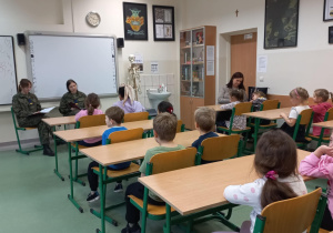 Licealiści czytają przedszkolakom