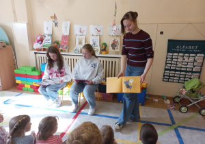 Licealiści czytają przedszkolakom
