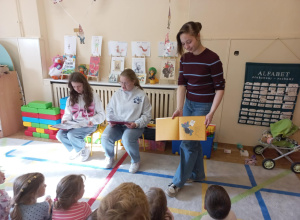 Licealiści czytają przedszkolakom