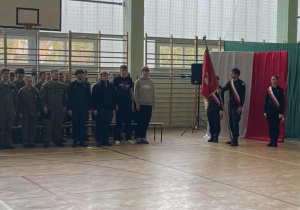 Szkoła do hymnu !