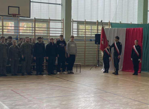 Szkoła do hymnu !