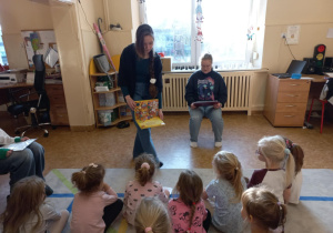 Licealiści czytają przedszkolakom