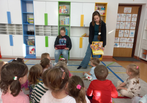 Licealiści czytają przedszkolakom