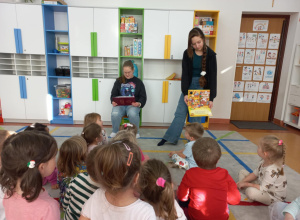 Licealiści czytają przedszkolakom