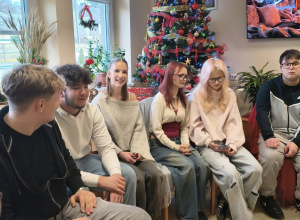 Uczniowie ze świąteczną wizytą w Dziennym Domu Pomocy Społecznej w Wiśniowej Górze