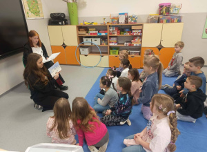 Licealiści czytają przedszkolakom